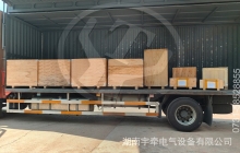 一批礦用湘潭電機車配件裝車發往海外
