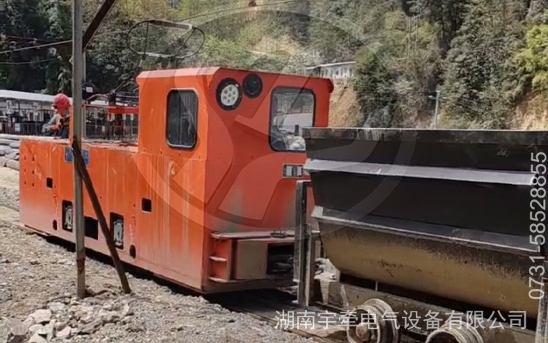 10噸架線式湘潭電機車礦山現場運行視頻